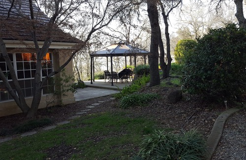 Loomis Cabaña | Casa Dragonfly California ~ Casita con una vista de Horseshoe Bar Rd