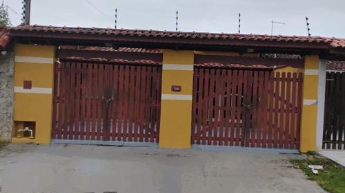 Jardim Britania Casa | Casa em Caraguá, uma quadra da praia com ar