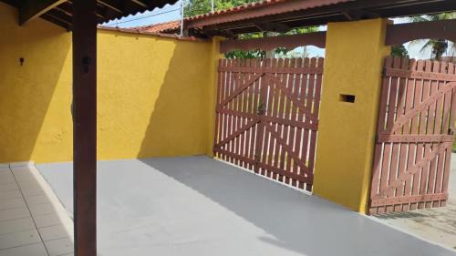 Jardim Britania Casa | Casa em Caraguá, uma quadra da praia com ar