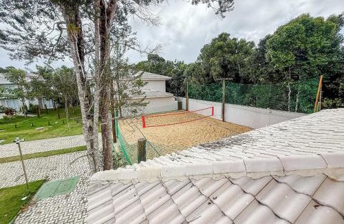 Arraial d'Ajuda Casa | Casa em condomínio a 200m da praia em Arraial D'ajuda, com 3 suites, sala climatizada, área gourmet privativa, Internet 300MBPS, condomínio com piscinas adulto e infantil, sauna, quadra de beach tenis e portaria 24hrs.