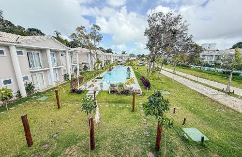 Arraial d'Ajuda Casa | Casa em condomínio a 200m da praia em Arraial D'ajuda, com 3 suites, sala climatizada, área gourmet privativa, Internet 300MBPS, condomínio com piscinas adulto e infantil, sauna, quadra de beach tenis e portaria 24hrs.