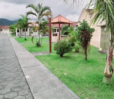 Matinhos Casa | Casa em condomínio, com piscina, parquinho infantil, internet 500mb, ideal para família, garagem para 2 carros, com 2 quartos sendo 1 suíte, com Smart TV, 400m da PRAIA