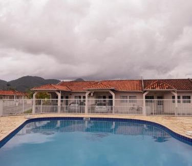 Matinhos Casa | Casa em condomínio, com piscina, parquinho infantil, internet 500mb, ideal para família, garagem para 2 carros, com 2 quartos sendo 1 suíte, com Smart TV, 400m da PRAIA