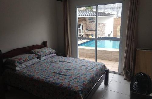 Itanhaem Casa | Casa em Itanhaém com 2 quartos garagem p 2 carros, churrasqueira, piscina 200 m da praia