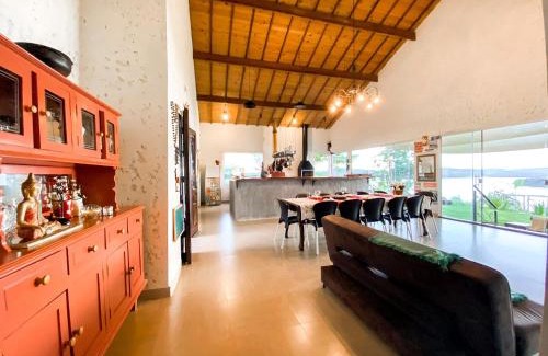 Carrancas Casa | Casa em ponto turístico de Carrancas, com PISCINA, VISTA de Cinema, 3 Suítes, cozinha EQUIPADA, NATUREZA exuberante, acesso à represa
