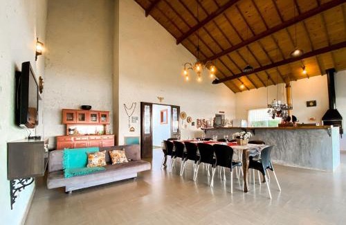 Carrancas Casa | Casa em ponto turístico de Carrancas, com PISCINA, VISTA de Cinema, 3 Suítes, cozinha EQUIPADA, NATUREZA exuberante, acesso à represa