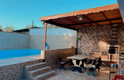 Peruibe Casa | Casa espaçosa, com piscina e churrasqueira.