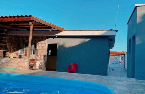Peruibe Casa | Casa espaçosa, com piscina e churrasqueira.