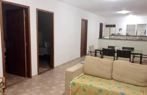 Peruibe Casa | Casa espaçosa, com piscina e churrasqueira.
