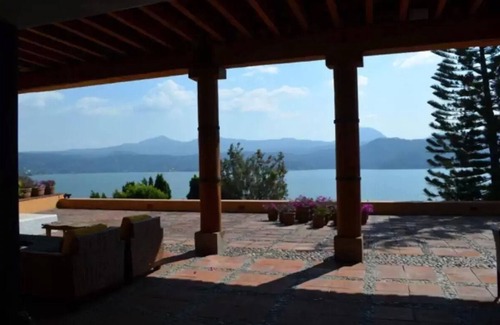 El Santuario Casa | Casa Estilo Mexicano en Valle De Bravo. Vista al Lago