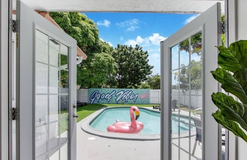 Hallandale Beach Villa | Casa Eva | 5 BR with pool | 10 mins to the beach