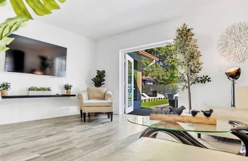 Hallandale Beach Villa | Casa Eva | 5 BR with pool | 10 mins to the beach