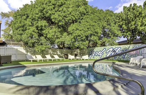 Hallandale Beach Villa | Casa Eva | 5 BR with pool | 10 mins to the beach