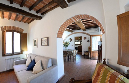 Chiusi Casa | Casa Fattorina F: A characteristic and welcoming two-story independent house surrounded by the greenery, with Free WI-FI.