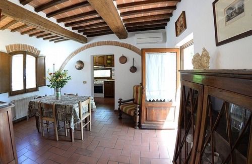 Chiusi Casa | Casa Fattorina F: A characteristic and welcoming two-story independent house surrounded by the greenery, with Free WI-FI.