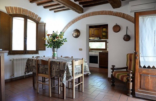 Chiusi Casa | Casa Fattorina F: A characteristic and welcoming two-story independent house surrounded by the greenery, with Free WI-FI.