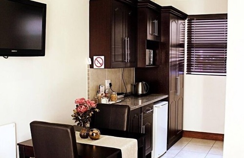 Silver Lakes Casa | Casa Flora Guesthouse