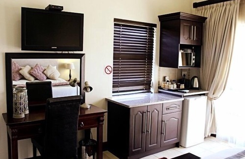 Silver Lakes Casa | Casa Flora Guesthouse