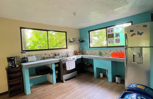 Tortuguero Casa | Casa fresca a 50 metros de Parque Nacional Tortuguero, rodeada de biodiversidad