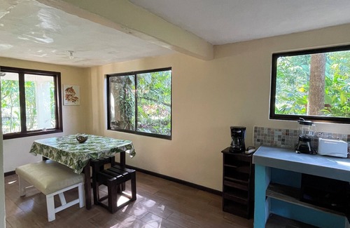Tortuguero Casa | Casa fresca a 50 metros de Parque Nacional Tortuguero, rodeada de biodiversidad