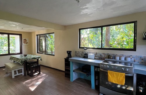 Tortuguero Casa | Casa fresca a 50 metros de Parque Nacional Tortuguero, rodeada de biodiversidad