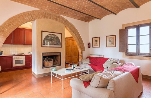 Asciano Casa | Casa Giobatta N: Un apartamento elegante y acogedor rodeado de vegetación.