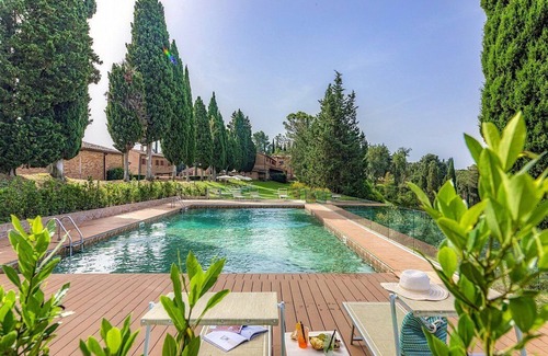 Asciano Casa | Casa Giobatta N: Un apartamento elegante y acogedor rodeado de vegetación.