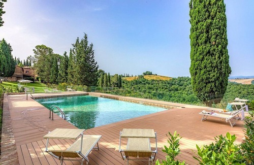 Asciano Casa | Casa Giobatta N: Un apartamento elegante y acogedor rodeado de vegetación.