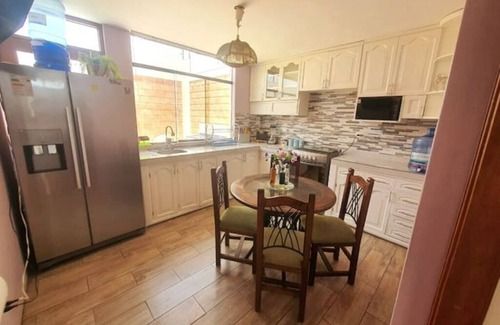 Coronel Gregorio Albarracín Lanchipa Casa | Casa Giurfa, con estacionamiento y parque privado