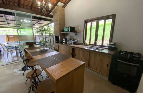 Pedra Bela Otro | Casa Gourmet na Fazenda com Jacuzzi e Churrasqueira