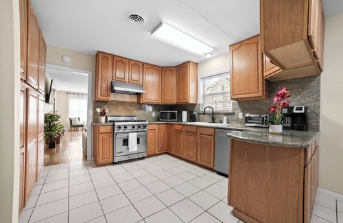 Hancock Casa | Casa Grande ATX · Central Austin · Spacious 5BR Retreat w/Hot Tub & Game Patio