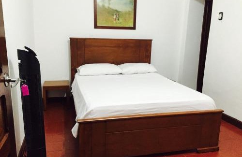 Guadalajara de Buga Casa | Casa Helga a dos cuadras de la Basílica, casa entera con jardín amplio, 6 habitaciones, 5 baños, cocina, comedor y sala de TV