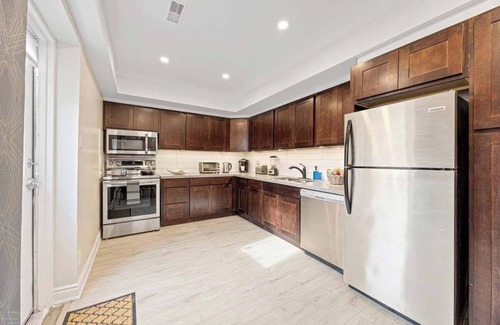 Bracondale Hill Hotel | Casa Hotel: Contemporary 2BR Suite w/ Patio & BBQ