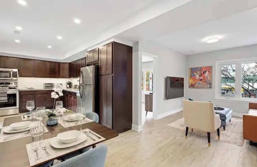 Bracondale Hill Hotel | Casa Hotel: Contemporary 2BR Suite w/ Patio & BBQ