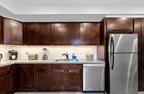 Bracondale Hill Hotel | Casa Hotel: Contemporary 2BR Suite w/ Patio & BBQ