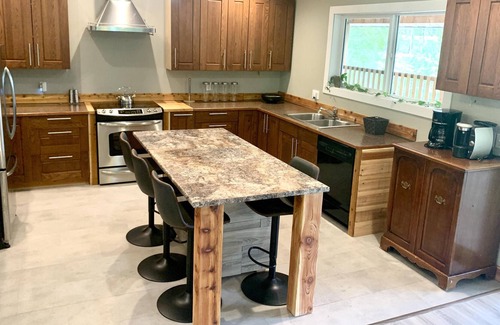 Anglemont Cabina | Casa in the Woods w/ HOT TUB! - Shuswap Vacations and Sledding Accommodation