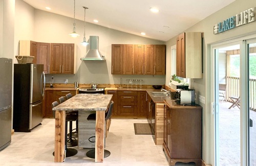 Anglemont Cabina | Casa in the Woods w/ HOT TUB! - Shuswap Vacations and Sledding Accommodation