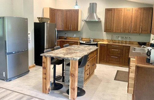 Anglemont Cabina | Casa in the Woods w/ HOT TUB! - Shuswap Vacations and Sledding Accommodation