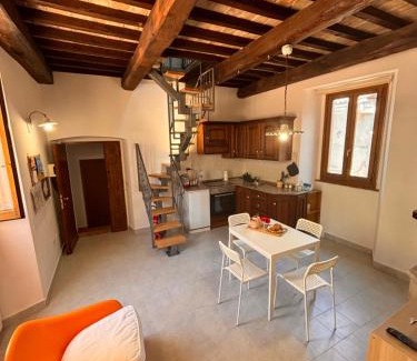 Scopoli Apartamento | Casa in Umbria - nella Valle del Menotre vicino Rasiglia, Foligno, Assisi,Perugia