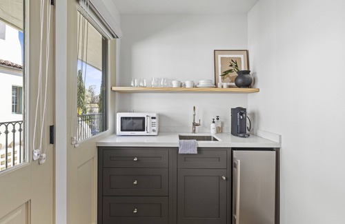 Laguna Apartamento | Casa Jardin Unit 12-Boutique Suite in Downtown Santa Barbara