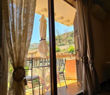 Sant'Alessio Siculo Casa | Casa La Ferula apt2 vicino al mare e Taormina con balcone