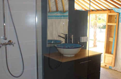 Almedinilla Cama Y Desayuno | Casa La Nuez B&B, yurta, amplios baños, wifi gratis, terraza, piscina, jardín