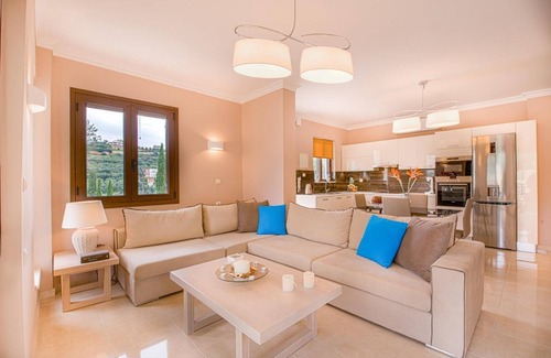 Kato Stalos Casa | Casa Leone Suites