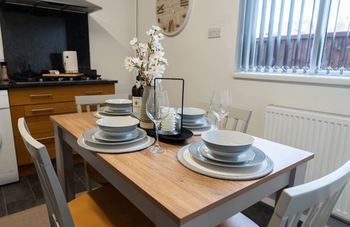 Wolverhampton Apartamento | Casa Lobo's Beautiful Suites +free offroad parking- Suite #1