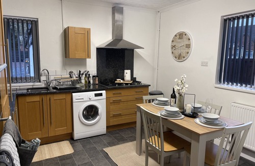 Wolverhampton Apartamento | Casa Lobo's Beautiful Suites +free offroad parking- Suite #1