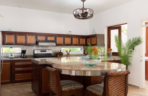 Playa Chiquita Villa | Casa Los Sueños: Elegancia frente al mar y lujo tropical