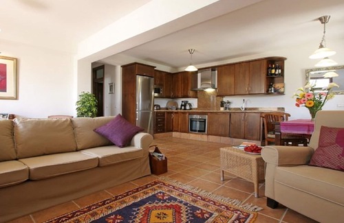 San Ambrosio Casa | Casa Lucia, una elegante casa de 3 dormitorios, 3 baños, piscina privada, vistas rurales.