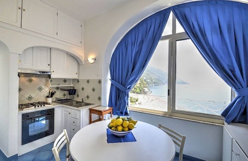 Positano City Centre Casa | Casa Luisa: Una casa antigua con encanto con vistas al mar y la Spiaggia Grande di Positano.