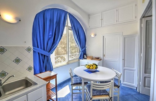 Positano City Centre Casa | Casa Luisa: Una casa antigua con encanto con vistas al mar y la Spiaggia Grande di Positano.