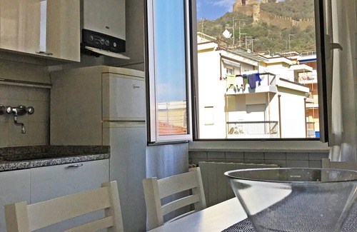 Noli Apartamento | Casa Luminosissima e Tranquilla nel Centro Storico di Noli a due Passi dal Mare